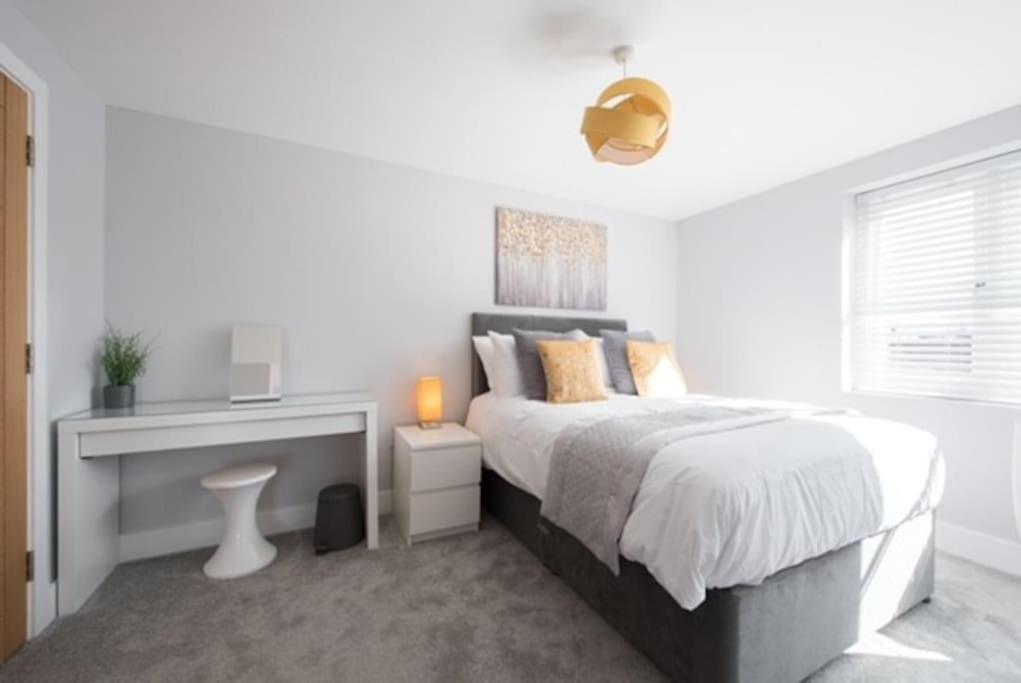 Beautiful, Spacious 1 Bed Flat Брентвуд Екстер'єр фото
